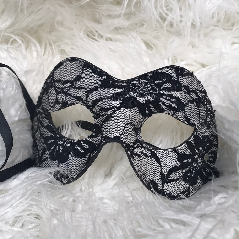 Pure Romance Lace Mask
